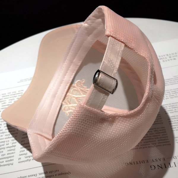 Aktuális női sapka hímzéssel - három színben