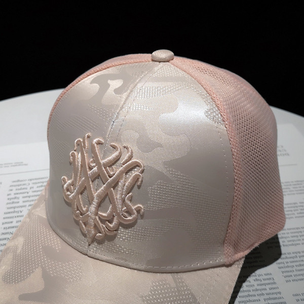 Aktuális női sapka hímzéssel - három színben