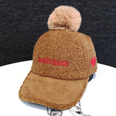 Μοντέρνο γυναικείο καπέλο με κεντήματα και γούνα