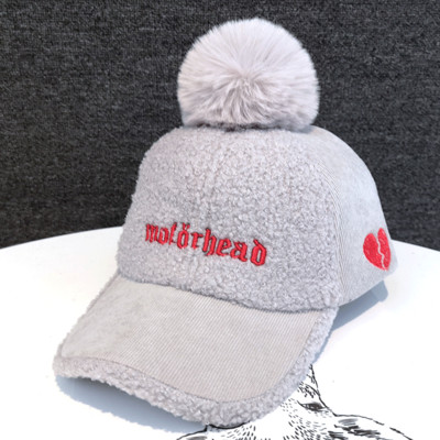 Μοντέρνο γυναικείο καπέλο με κεντήματα και γούνα