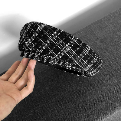 Καρό γυναικείο καπέλο μπερέ σε μαύρο χρώμα