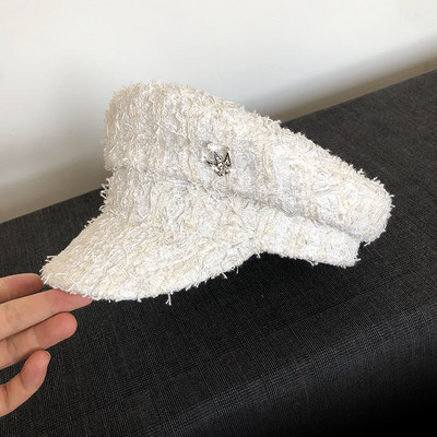 Bijeli ženski šešir tipa kapa u dva modela