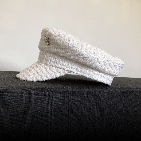 Bijeli ženski šešir tipa kapa u dva modela