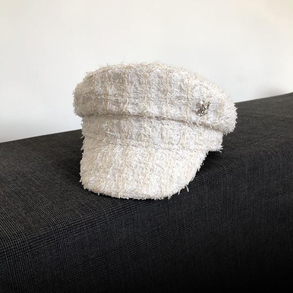 Bijeli ženski šešir tipa kapa u dva modela