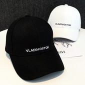 Mindennapi női sapka felirattal, napellenzővel