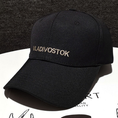 Mindennapi női sapka felirattal, napellenzővel