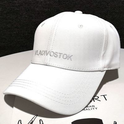 Mindennapi női sapka felirattal, napellenzővel