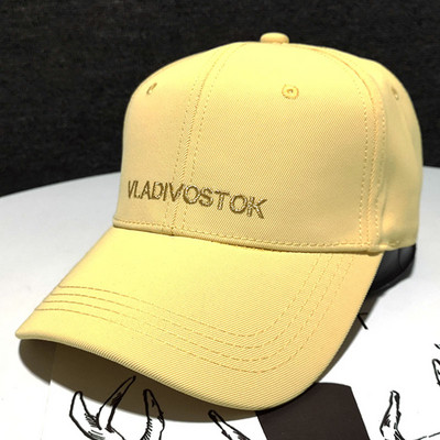 Mindennapi női sapka felirattal, napellenzővel