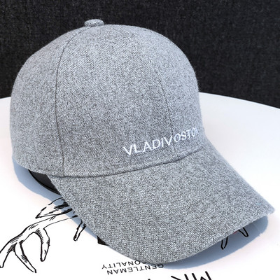 Mindennapi női sapka felirattal, napellenzővel