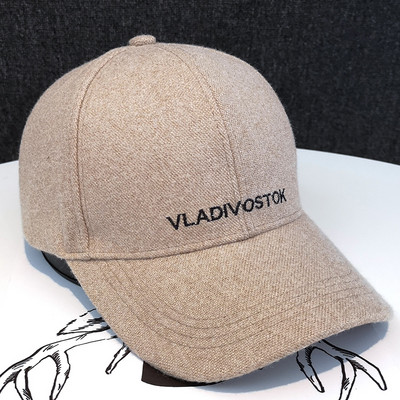 Mindennapi női sapka felirattal, napellenzővel