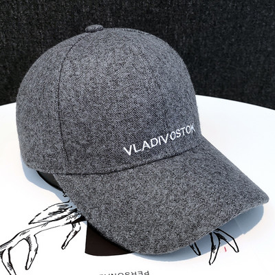 Mindennapi női sapka felirattal, napellenzővel