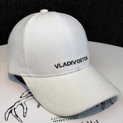 Mindennapi női sapka felirattal, napellenzővel