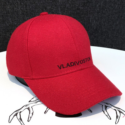 Mindennapi női sapka felirattal, napellenzővel