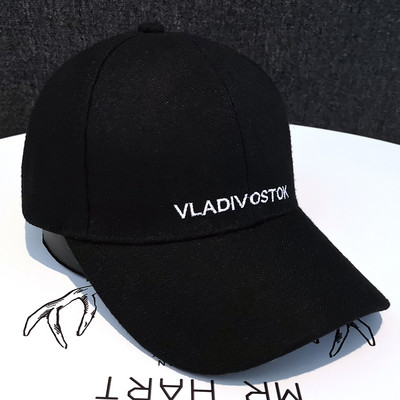 Mindennapi női sapka felirattal, napellenzővel