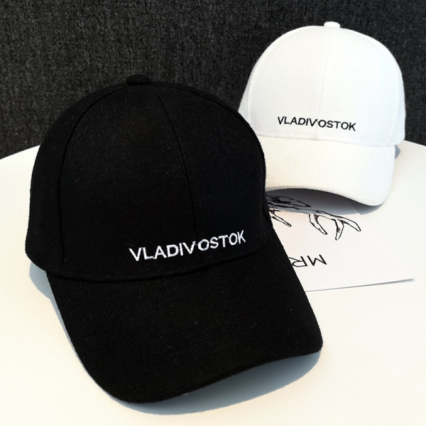 Mindennapi női sapka felirattal, napellenzővel