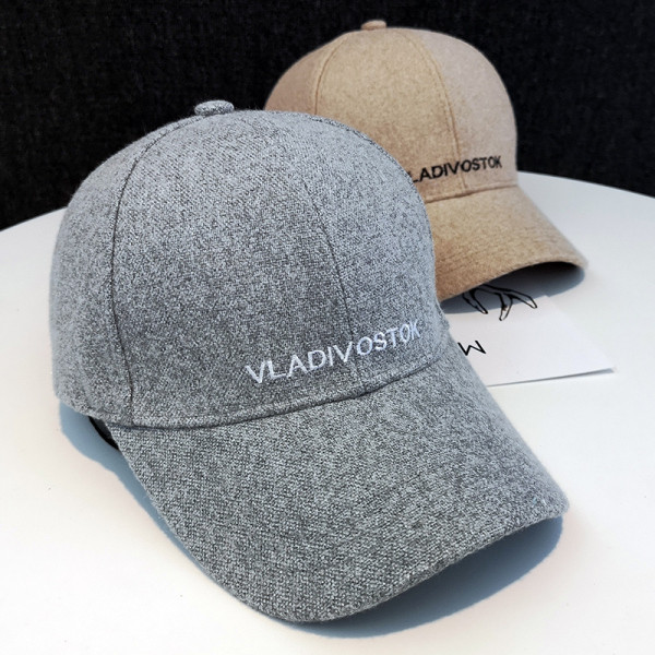 Mindennapi női sapka felirattal, napellenzővel