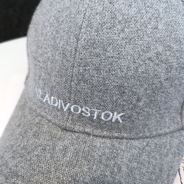 Mindennapi női sapka felirattal, napellenzővel