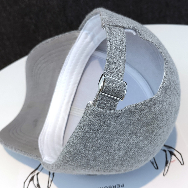 Mindennapi női sapka felirattal, napellenzővel