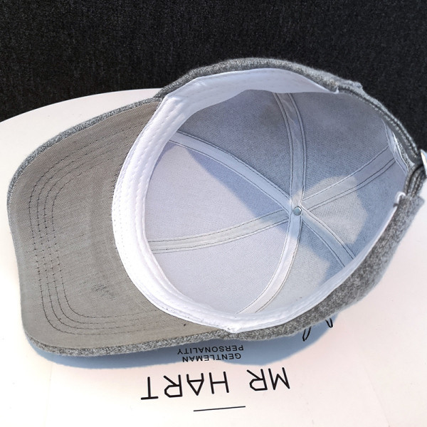 Mindennapi női sapka felirattal, napellenzővel