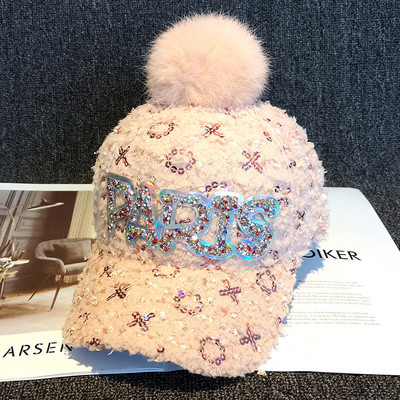 Μοντέρνο γυναικείο καπέλο με πούλιες κατάλληλο για χειμώνα