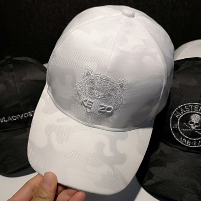 Alkalmi kalap hímzéssel és napellenzővel - nőknek és férfiaknak