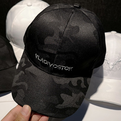 Alkalmi kalap hímzéssel és napellenzővel - nőknek és férfiaknak