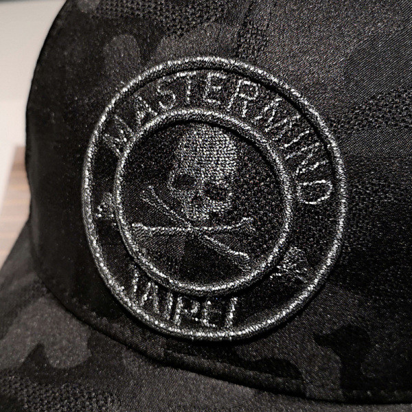 Alkalmi kalap hímzéssel és napellenzővel - nőknek és férfiaknak