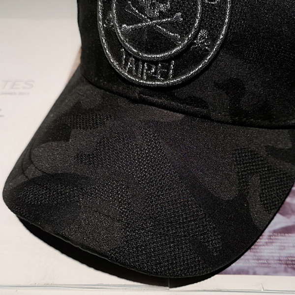 Alkalmi kalap hímzéssel és napellenzővel - nőknek és férfiaknak