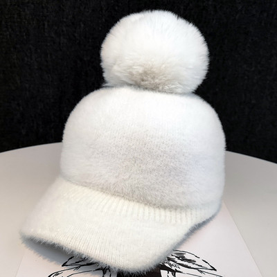 Őszi-téli női pehelykalap pomponnal