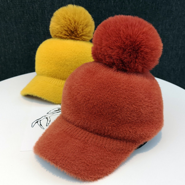 Őszi-téli női pehelykalap pomponnal