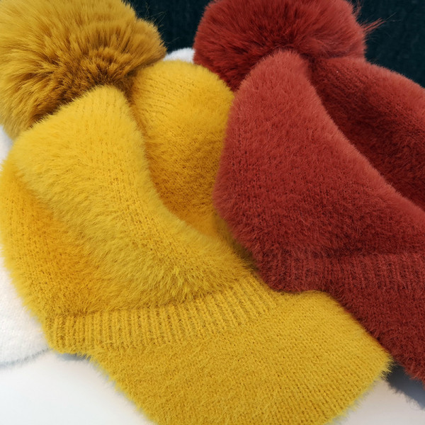 Őszi-téli női pehelykalap pomponnal