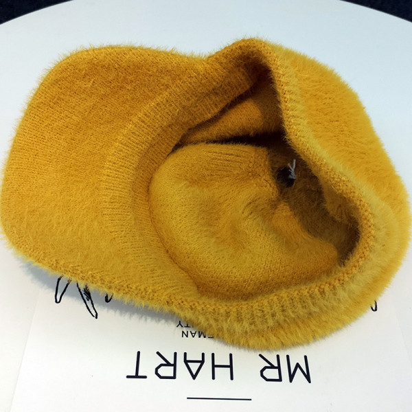 Őszi-téli női pehelykalap pomponnal