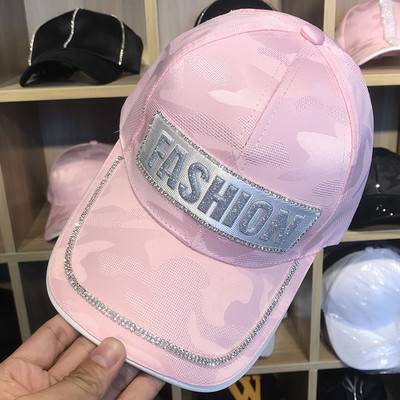 Modern női sapka napellenzővel és felirattal