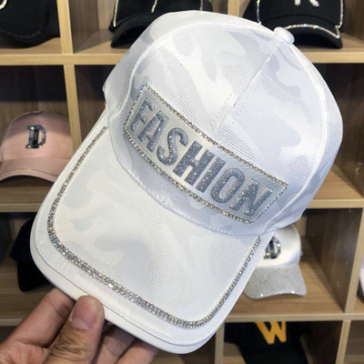 Modern női sapka napellenzővel és felirattal