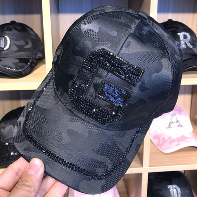 Modern női sapka napellenzővel és felirattal