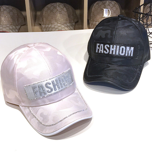 Modern női sapka napellenzővel és felirattal