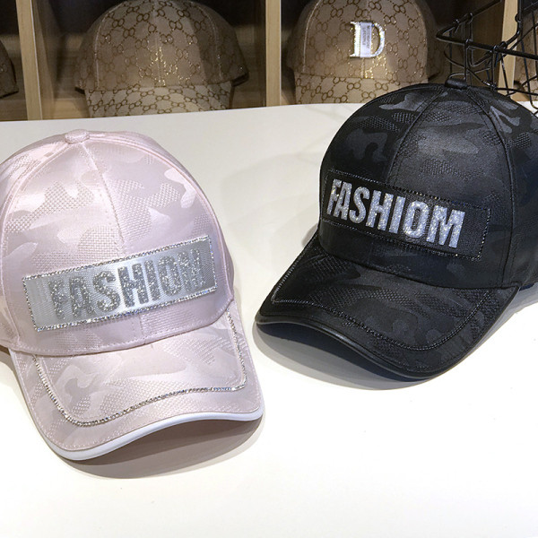 Modern női sapka napellenzővel és felirattal