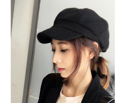 Stílusos női sapka eco velúrból, napellenzővel