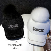 Modern sapka napellenzővel pomponnal és kövekkel