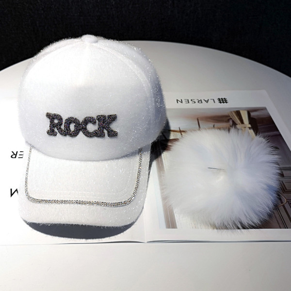 Modern sapka napellenzővel pomponnal és kövekkel