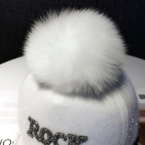 Modern sapka napellenzővel pomponnal és kövekkel