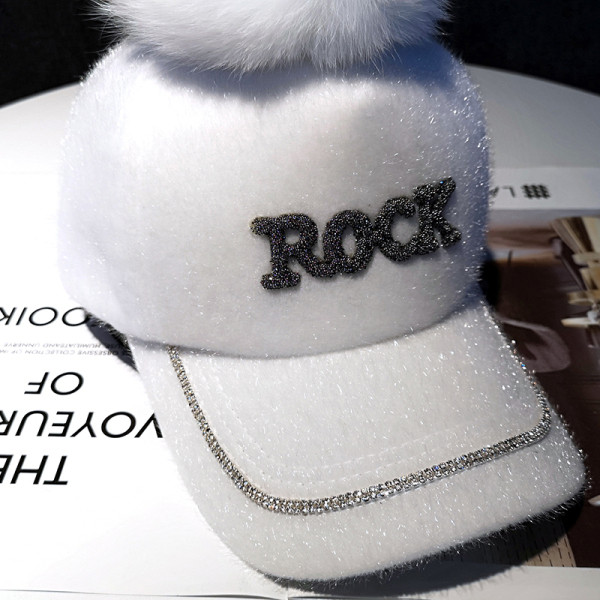 Modern sapka napellenzővel pomponnal és kövekkel