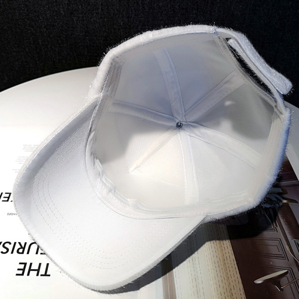 Modern sapka napellenzővel pomponnal és kövekkel