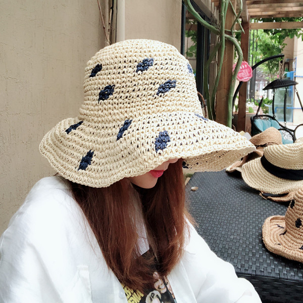 Női kötött sapka rojtokkal