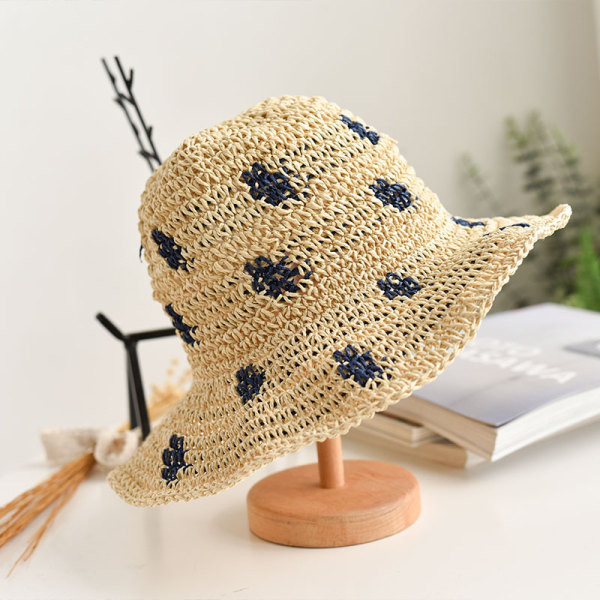 Női kötött sapka rojtokkal