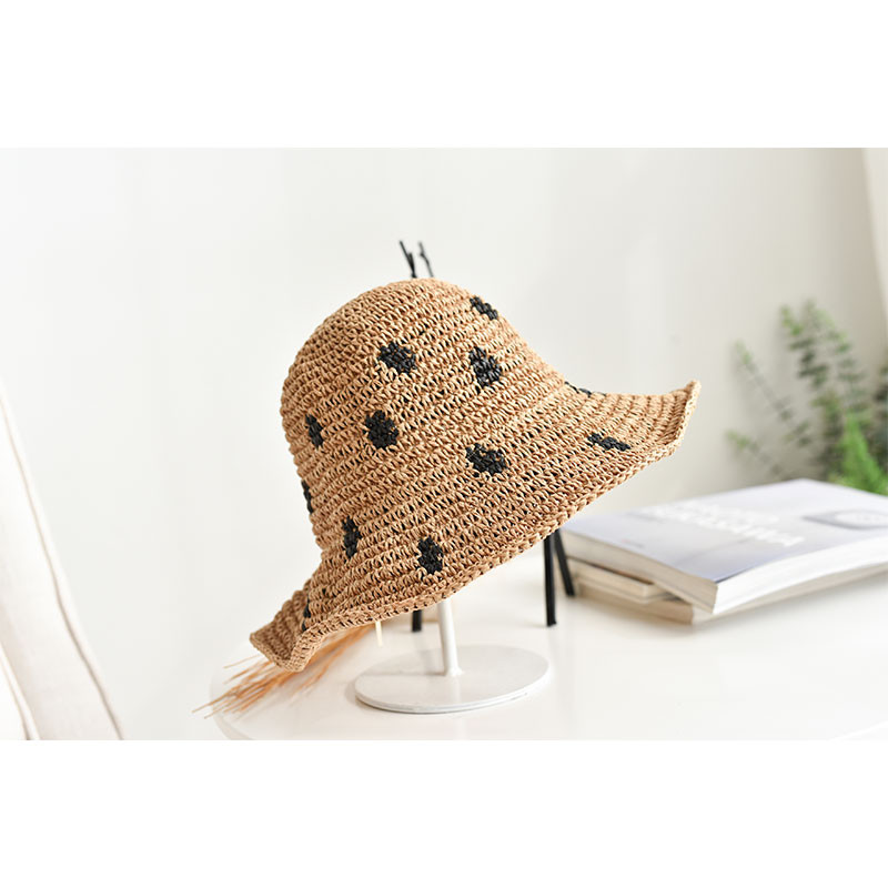 Női kötött sapka rojtokkal