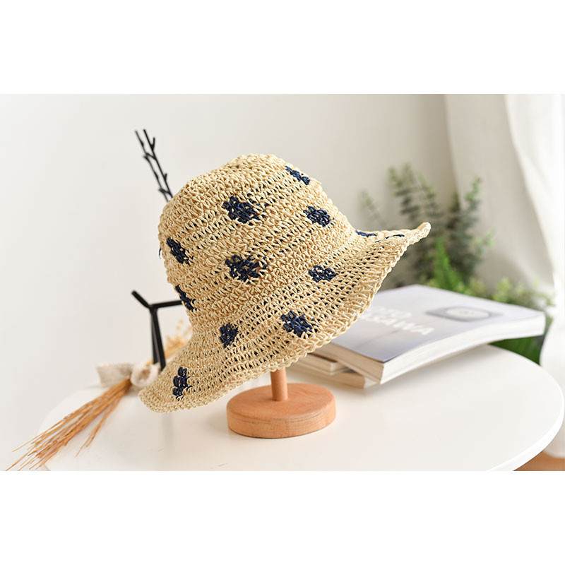 Női kötött sapka rojtokkal