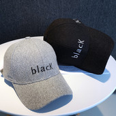 Kalap napellenzővel és hímzett felirattal