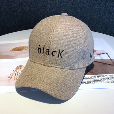 Kalap napellenzővel és hímzett felirattal