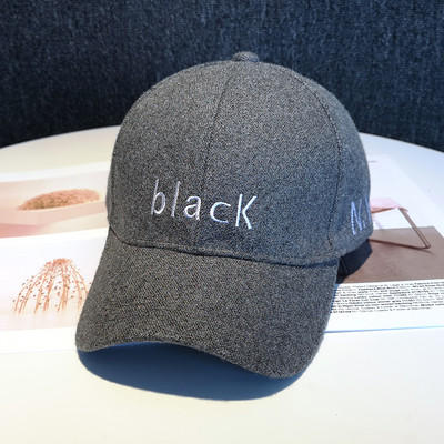 Kalap napellenzővel és hímzett felirattal